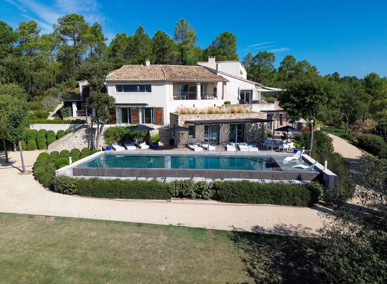 Luxury villa for rent in Roussillon