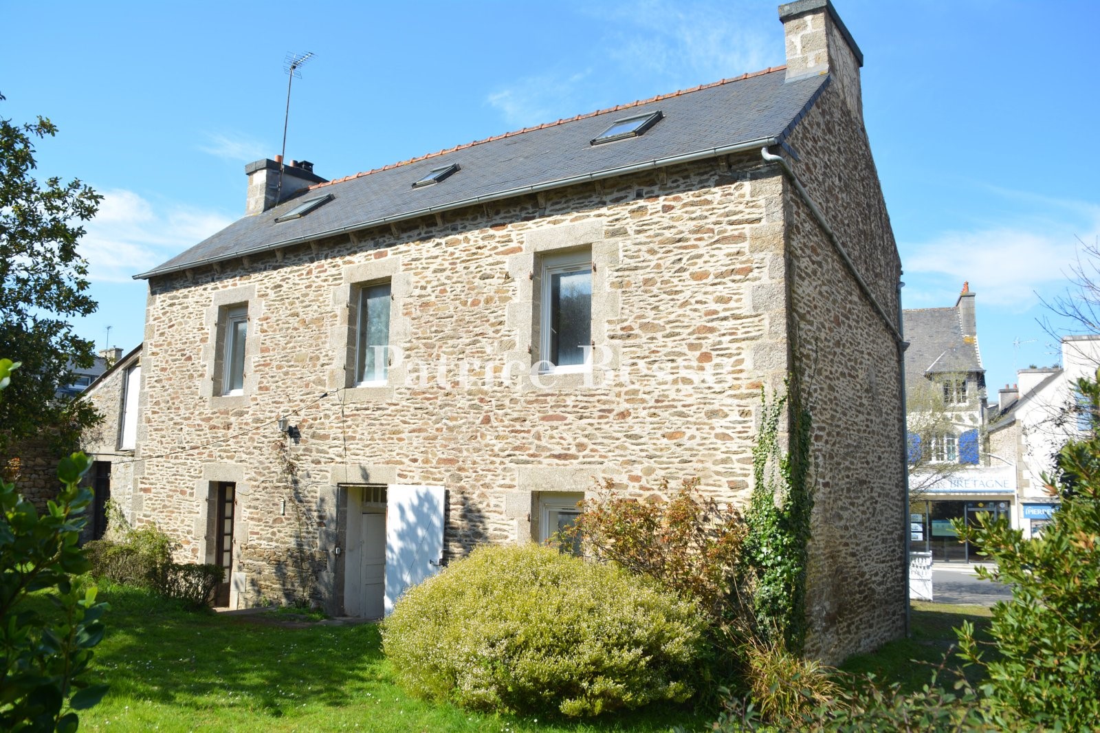 Village house for sale in Brest