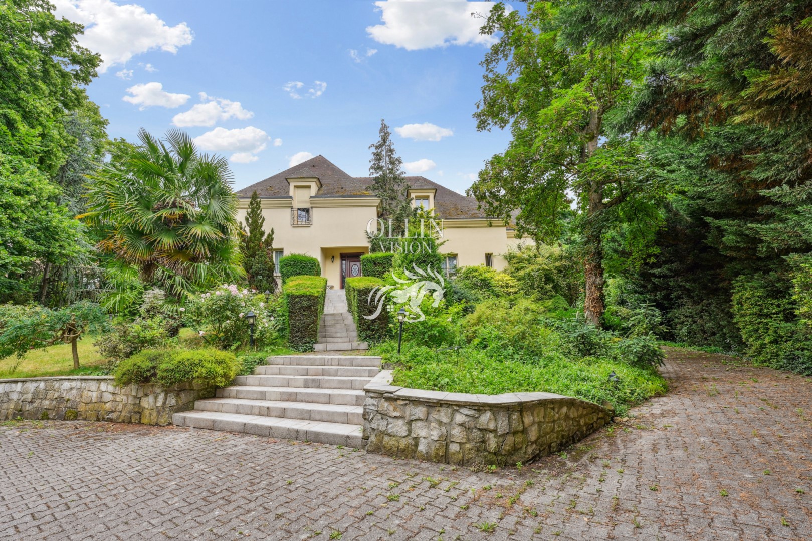 Luxury villa for sale in Louveciennes