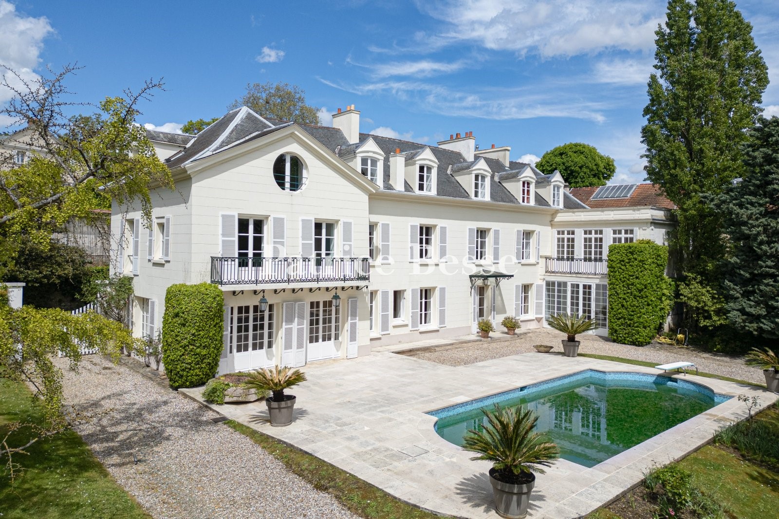 Old house for sale in the district Les Coteaux de Seine