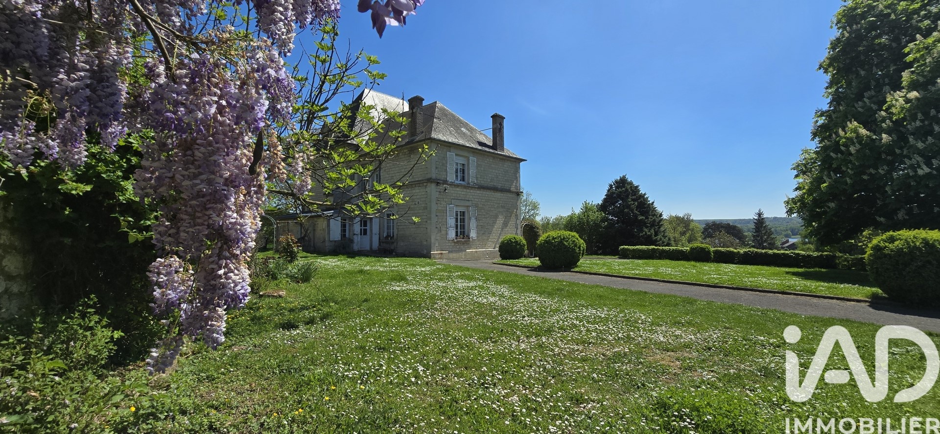 Castle for sale in Chamouille