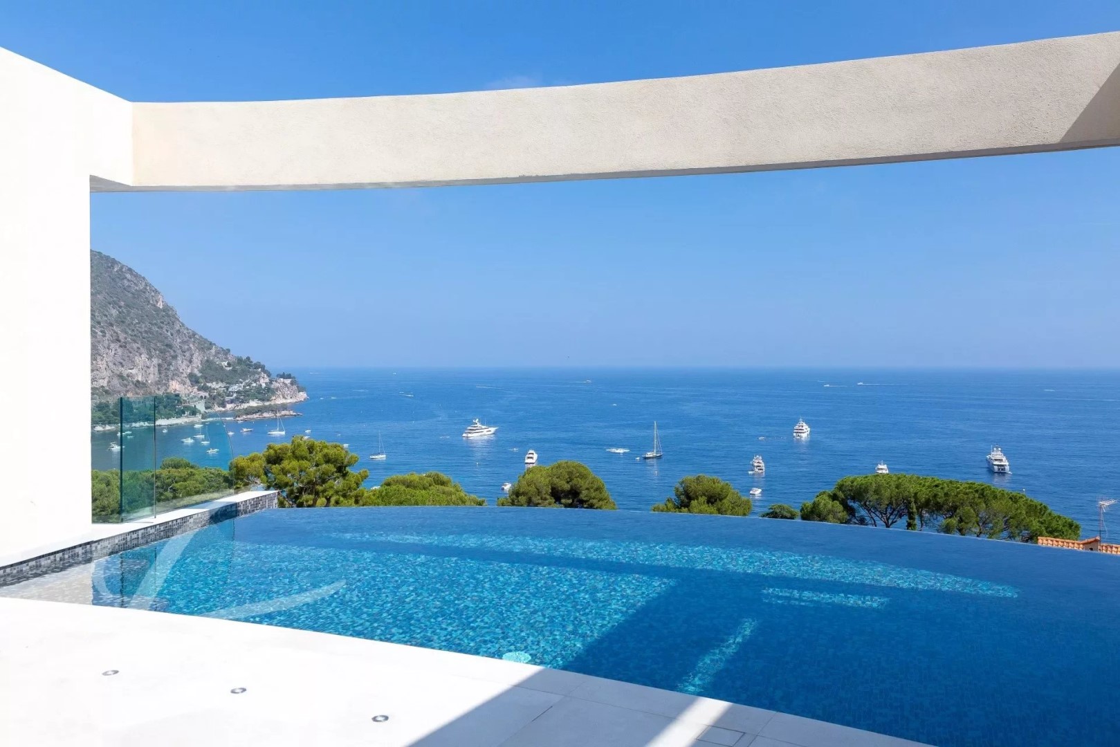 Luxury villa for rent in Èze