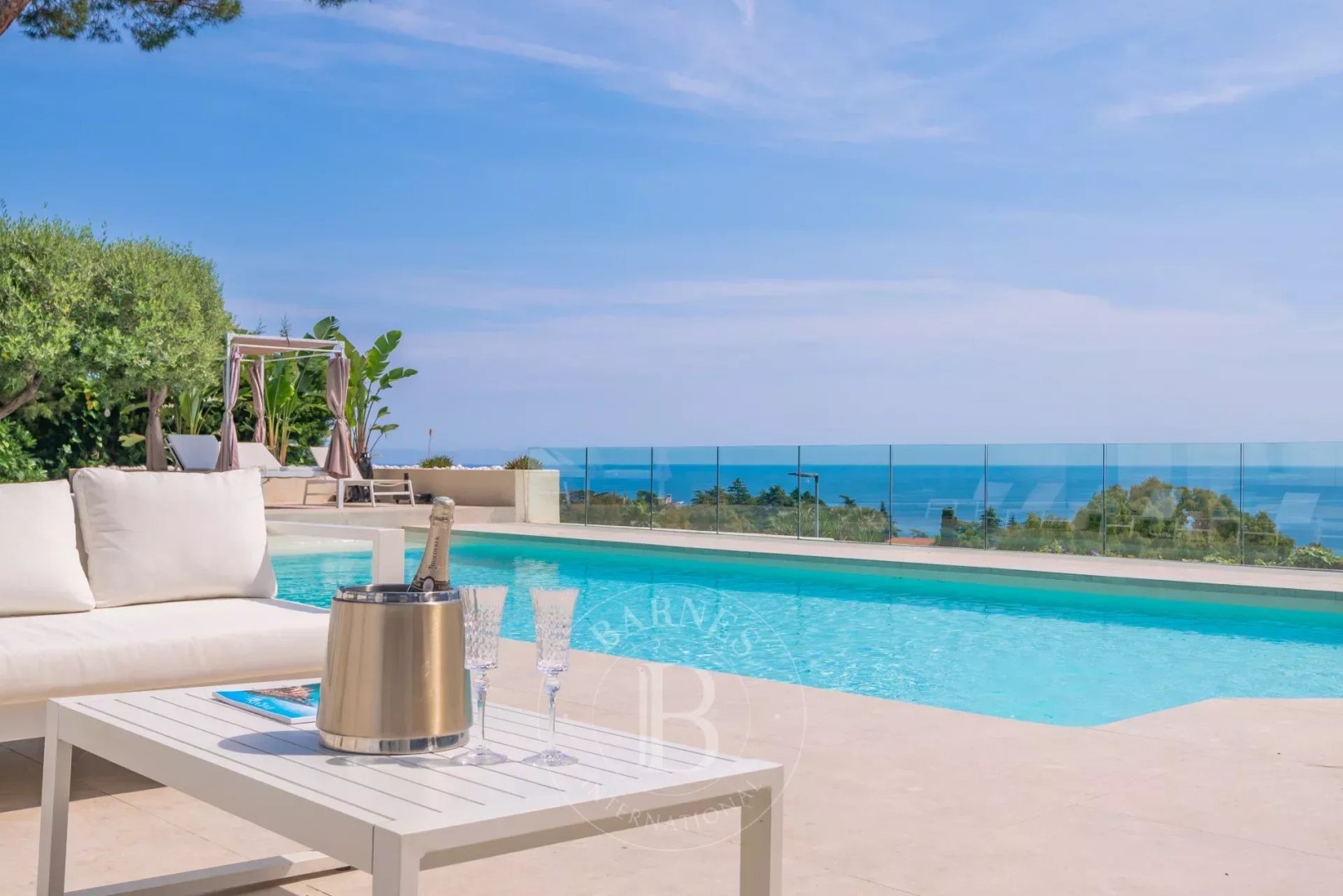 Luxury villa for rent in the district Pierre Longue
