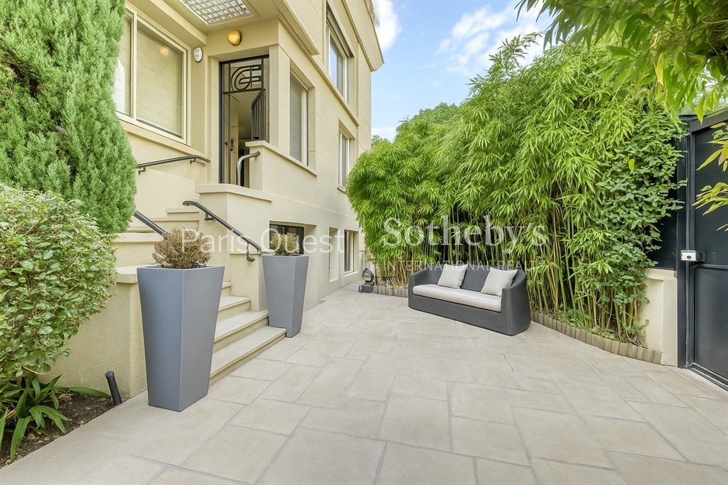 Hôtel particulier à vendre dans le quartier Ile de la Jatte-Parc d'Orléans