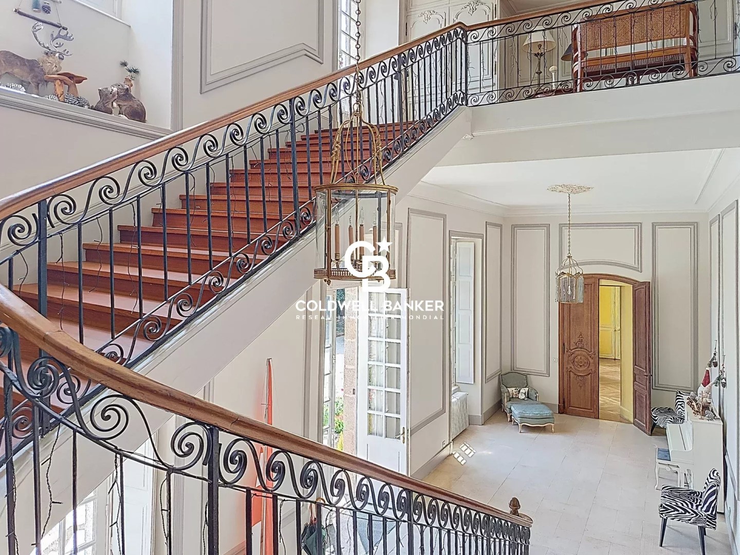 Château à vendre dans le quartier Le Bourg sous la Roche-Rivoli-Courtaisière