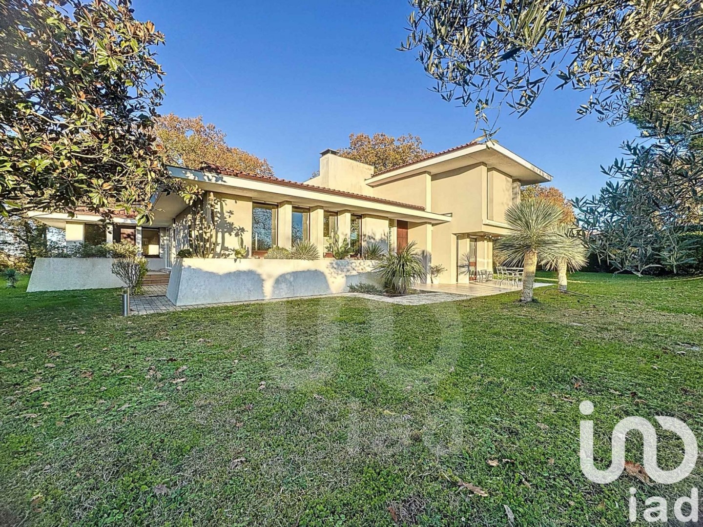 Architect house for sale in Seilh