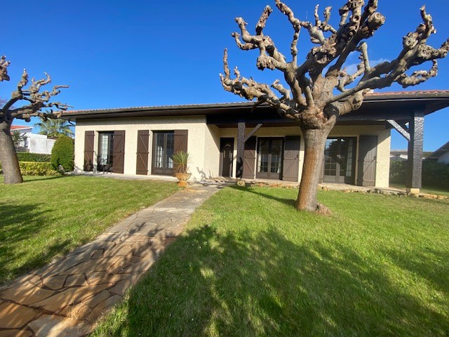 Luxury house for sale in the district Aiguillon-Port
