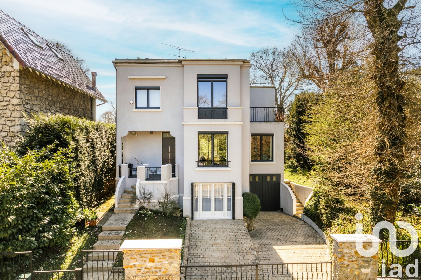 Maison traditionnelle à vendre dans le quartier Jardy-Centre Ville