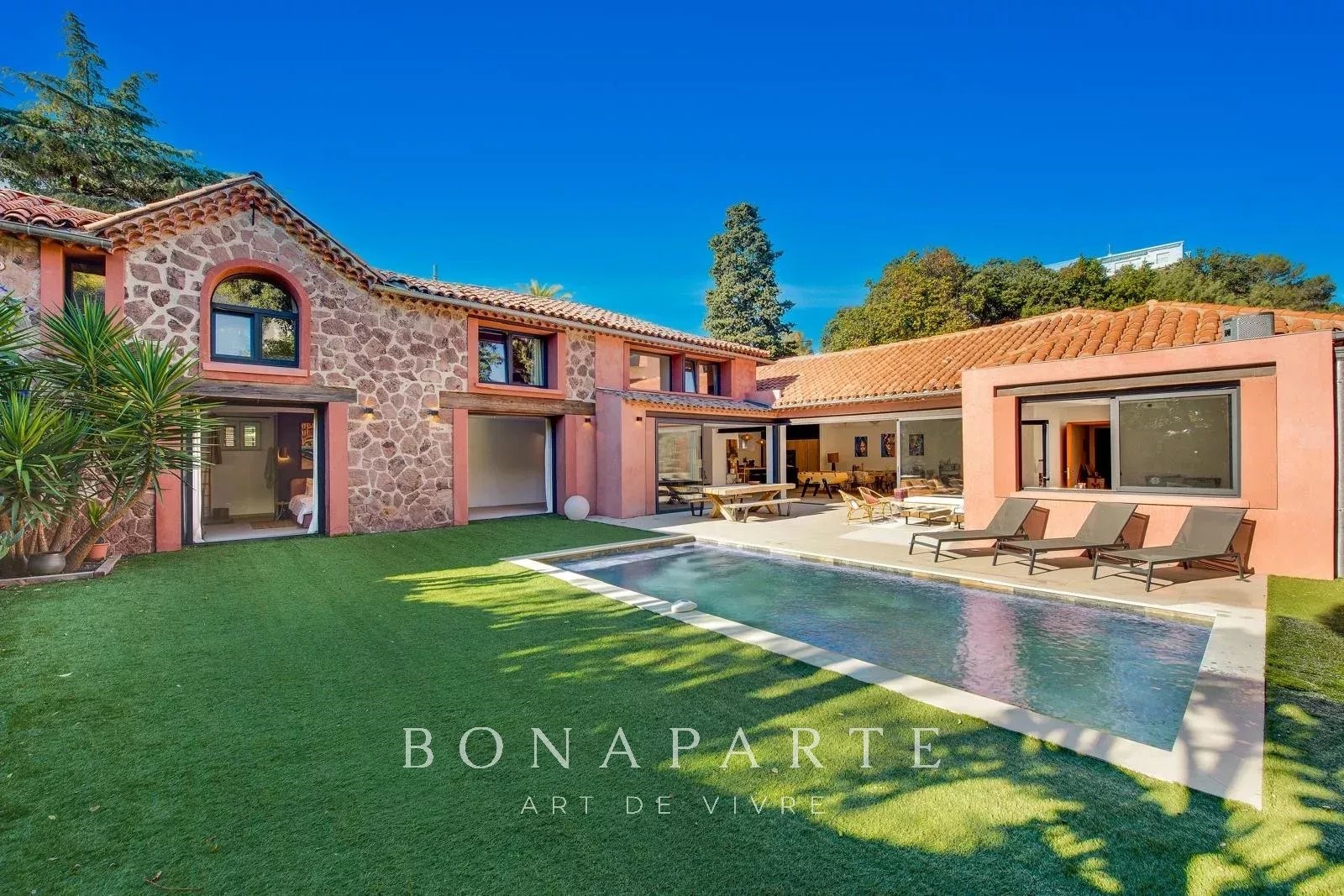 Villa de luxe à vendre dans le quartier Plateau Notre Dame Sud-Bord de mer-Beaurivage