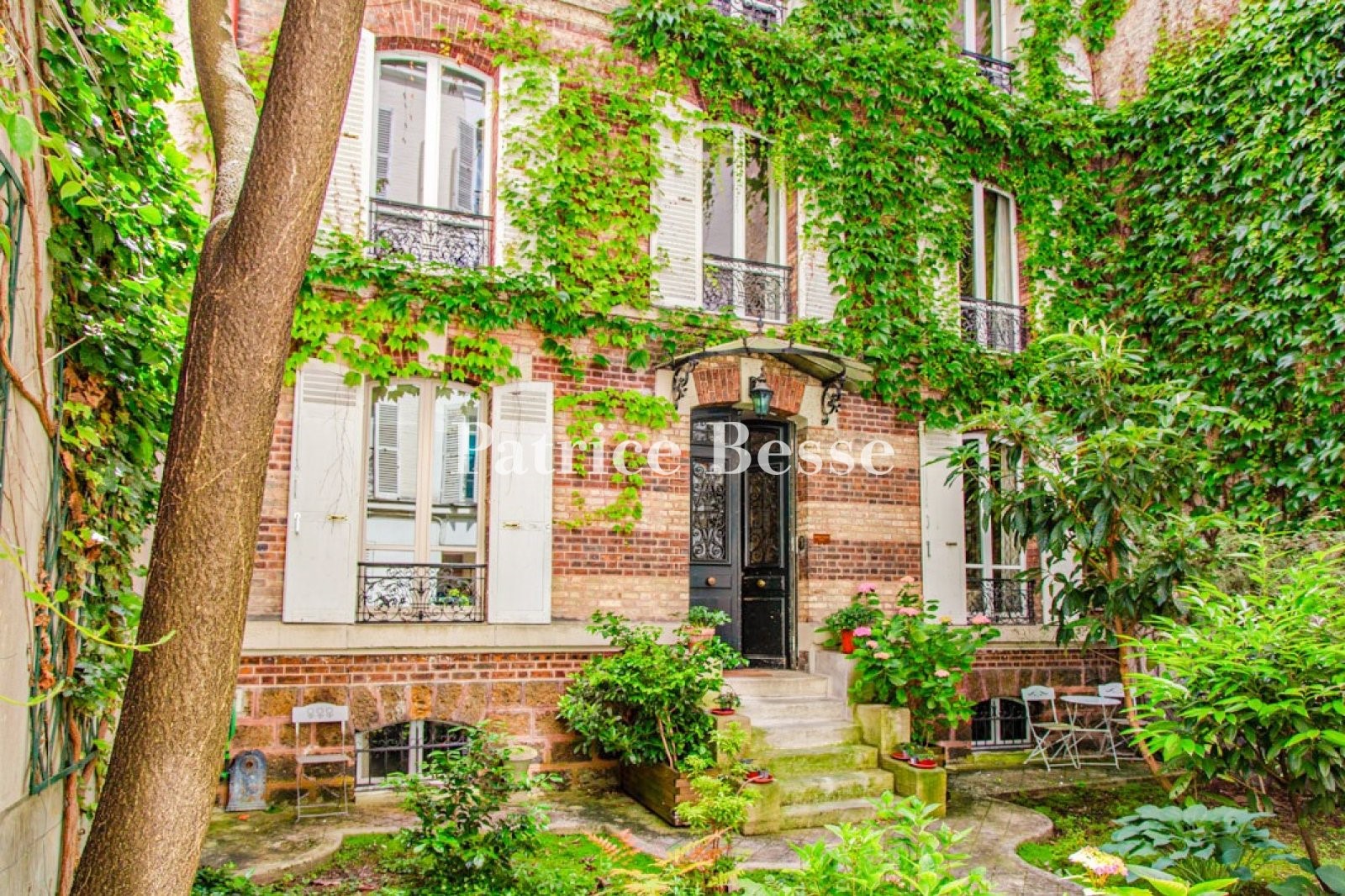 Old house for sale in the district La Fourche-Guy Môquet