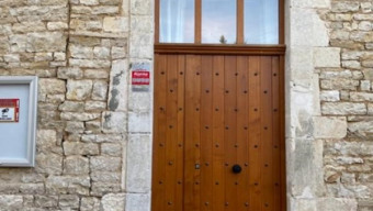 Mur En Pierre Avec Trois Portes Voûtées. Portes En Bois Vintage