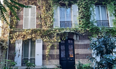 Porte d'entrée maison de Maître Montmartre. Porte Bois