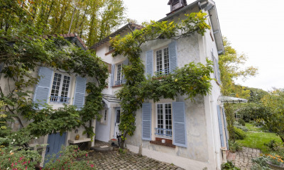 Une extension à toit plat avec fenêtres à Neauphle-Le-Château - La