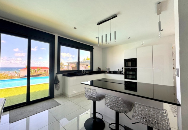 Maison 6 pièces 180 m² · à Sainte-Anne · 180 m² · 699 999 €