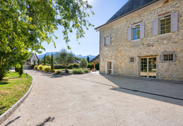 Maison 10 pièces 362 m² · à La Ravoire · 362 m² · 1 590 000 €