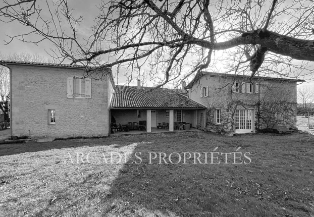 Maison 20 pièces 615 m² · à Naujan-Et-Postiac · 615 m² · 997 000 €