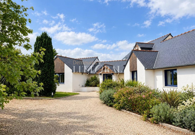 Maison 9 pièces 211 m² à Trélévern