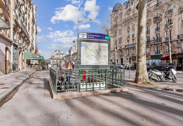Appartement 5 pièces 130 m² · à Dupleix-Motte Picquet, Paris 15ème · 130 m² · 1 390 000 €