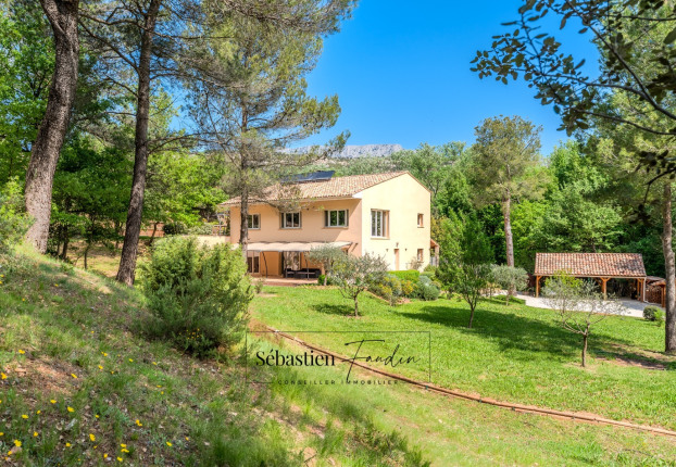Maison 8 pièces 262 m² · à Rousset · 262 m² · 890 000 €