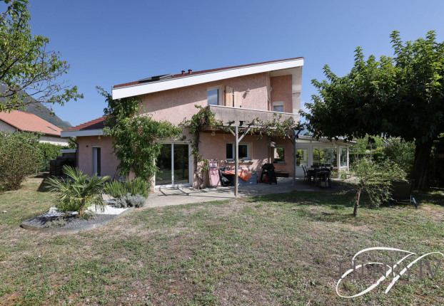 Maison 6 pièces 185 m² · à Lumbin · 185 m² · 699 000 €
