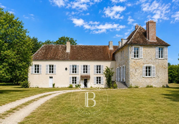 Maison 10 pièces 480 m² · à Balloy · 480 m² · 990 000 €