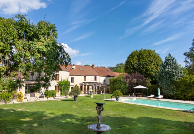 Maison 11 pièces 347 m² · à Villecomte · 347 m² · 1 260 000 €