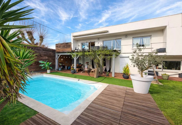 Maison 7 pièces 222 m² · à Mérignac · 222 m² · 769 000 €