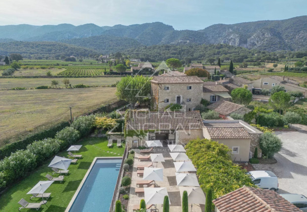 Maison 26 pièces 650 m² · à Oppède · 650 m² · 3 180 000 €