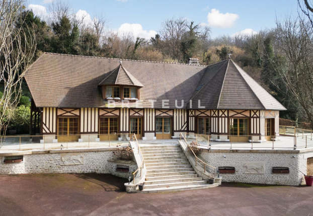 Maison 9 pièces 380 m² · à Pont-l'Évêque · 380 m² · 1 470 000 €