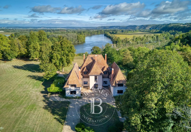 Maison 13 pièces · à Porte-Joie · 2 330 000 €