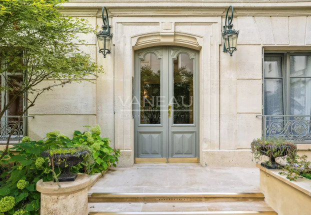 Appartement 5 pièces 155 m² · à Courcelles-Wagram, Paris 17ème · 154,7 m² · 1 750 000 €