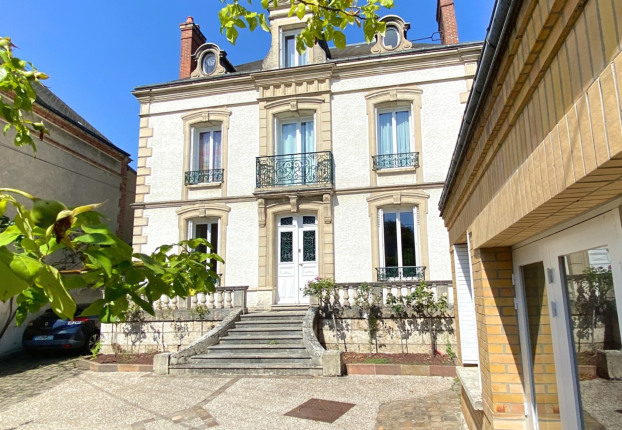 Maison 11 pièces 304 m² · à Chartres · 304 m² · 945 000 €