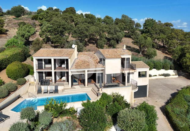Maison 7 pièces 162 m² · à Roquebrune-sur-Argens · 162 m² · 2 000 000 €