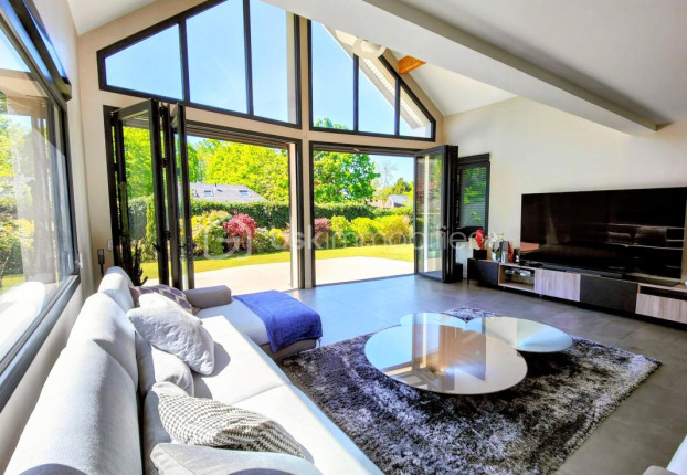 Maison 8 pièces 233 m² · à Jouars-Pontchartrain · 233 m² · 849 000 €
