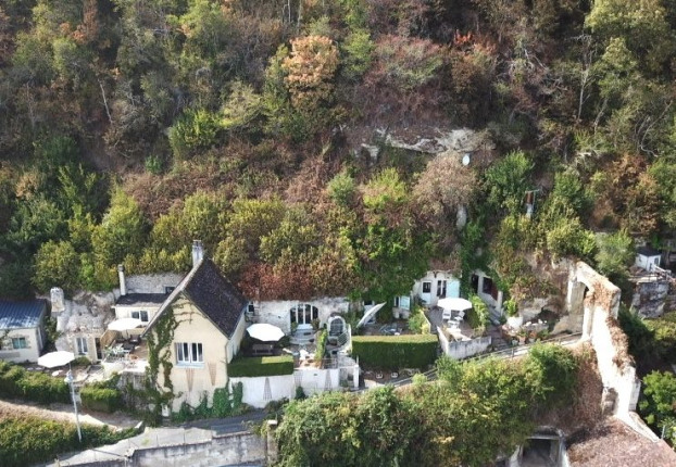 Maison 12 pièces 376 m² · à Les Roches-l'Évêque · 376,5 m² · 700 000 €