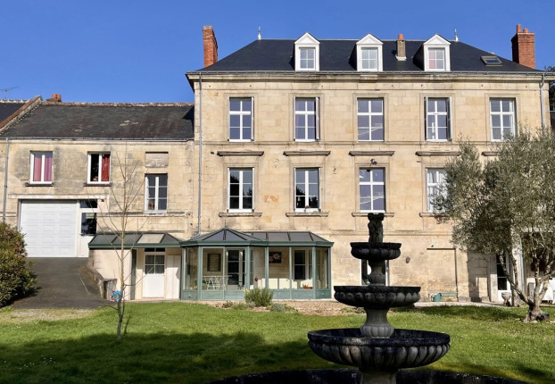 Maison 8 pièces 328 m² · à Cinq-Mars-la-Pile · 328 m² · 649 000 €
