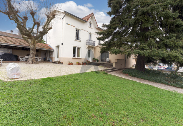 Maison 6 pièces 215 m² · à Saint-Genis-les-Ollières · 215 m² · 895 000 €