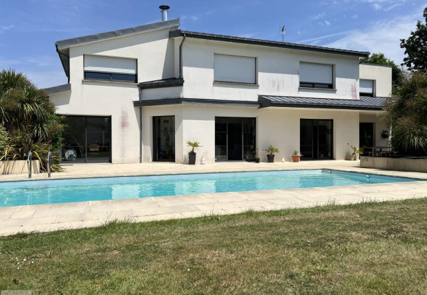 Maison 11 pièces 350 m² · à Ploërmel · 350 m² · 840 300 €