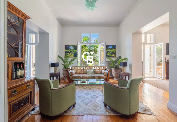 Maison 9 pièces 270 m² · à Hôtel de Ville-Quinconce-Saint Seurin-Fondaudège, Bordeaux · 270 m² · 1 890 000 €