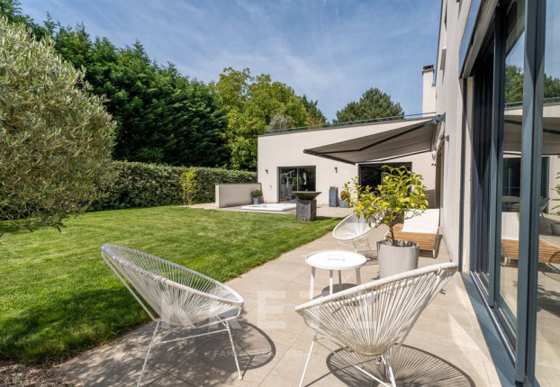 Maison 9 pièces 311 m² · à Saint-Just-Saint-Rambert · 311 m² · 850 000 €