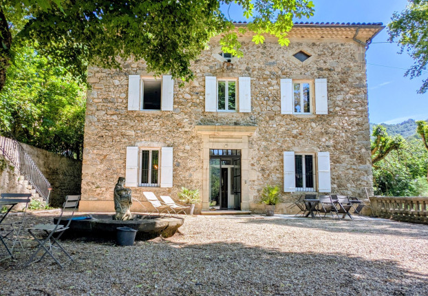 Maison 11 pièces 528 m² · à Vals-les-Bains · 528 m² · 860 000 €