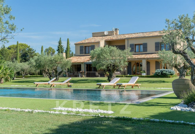 Maison 9 pièces 297 m² · à Lourmarin · 297 m² · 3 990 000 €