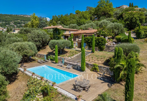 Maison 7 pièces 280 m² · à Châteauneuf-Grasse · 280 m² · 2 290 000 €