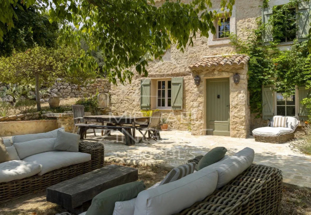 Maison 6 pièces 235 m² · à Cotignac · 235 m² · 2 350 000 €