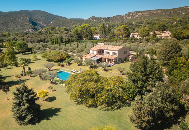 Maison 7 pièces 297 m² · à Lourmarin · 297 m² · 3 990 000 €