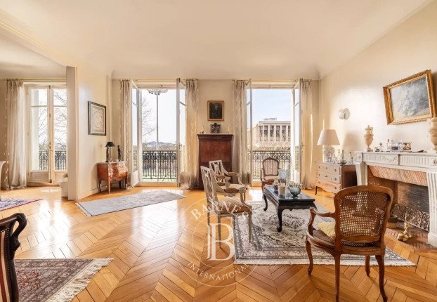 Appartement 9 pièces 342 m² · à Porte Dauphine, Paris 16ème · 341,8 m² · 3 280 000 €