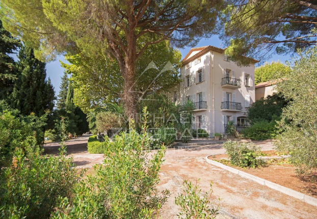 Maison 20 pièces 640 m² · à Solliès-Pont · 640 m² · 2 290 000 €