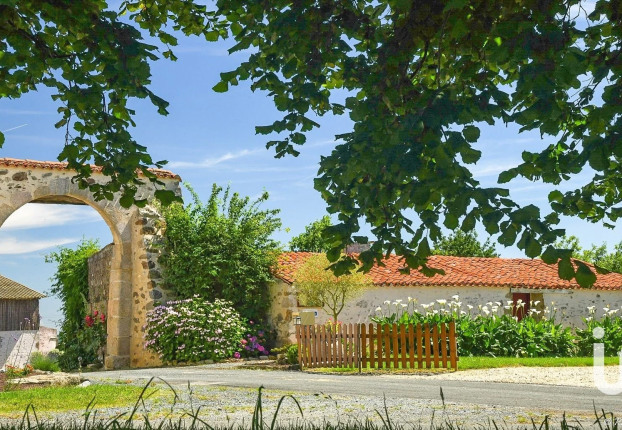 Maison 14 pièces 360 m² · à Les Herbiers · 360 m² · 990 000 €