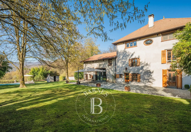 Maison 7 pièces 303 m² · à Charnècles · 303 m² · 997 000 €