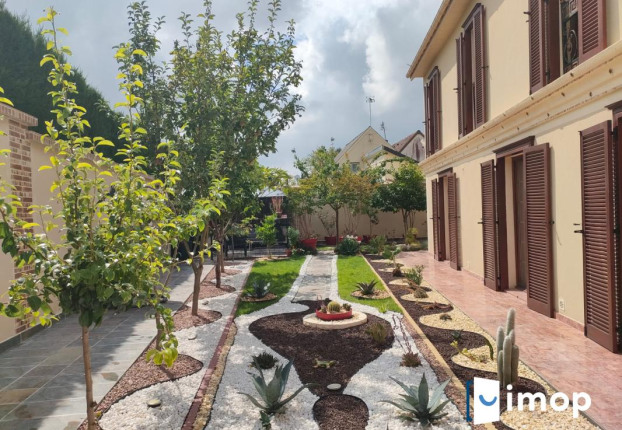 Maison 8 pièces 214 m² · à Morangles · 214 m² · 594 000 €
